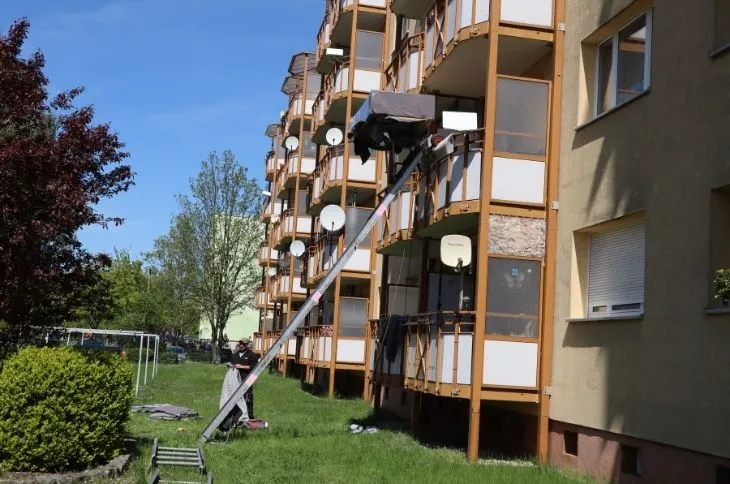 moebellift transportiert verpackte moebel zu balkon